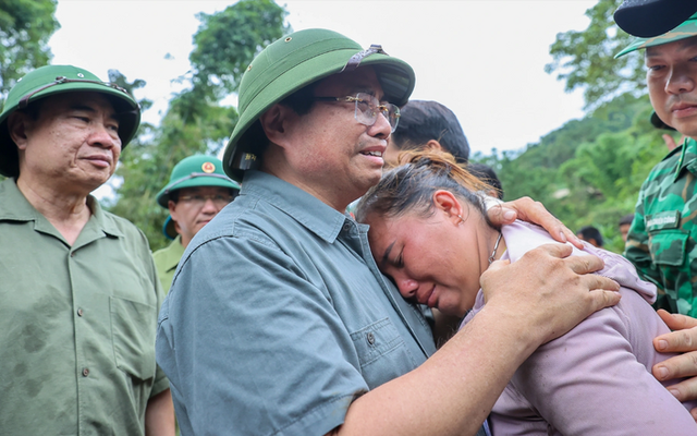 Giọt nước mắt và cái ôm của Thủ tướng