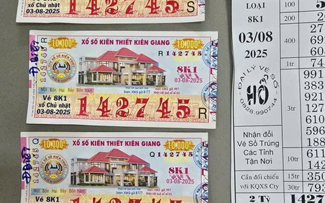 Người mẹ được các con "hộ tống" đi đổi vé số trúng giải độc đắc