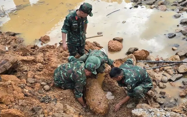 Phát hiện quả bom nặng 350 kg còn nguyên ngòi nổ khi dọn dẹp đất đá sau mưa lũ