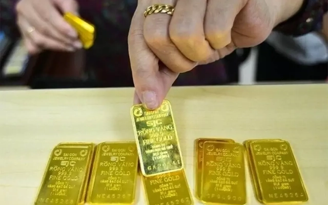 Giá vàng neo cao