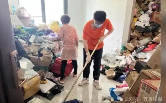 Bà lão U70 chi 7 tỷ mua sắm online, ngày ngày ngủ trong đống đồ ship vì “sợ bị mọi người vay tiền nên tiêu trước”