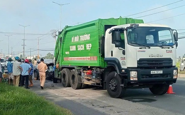 Vĩnh Long: 2 người chết thảm vì ôtô tông vào xe chở rác đang dừng lề phải