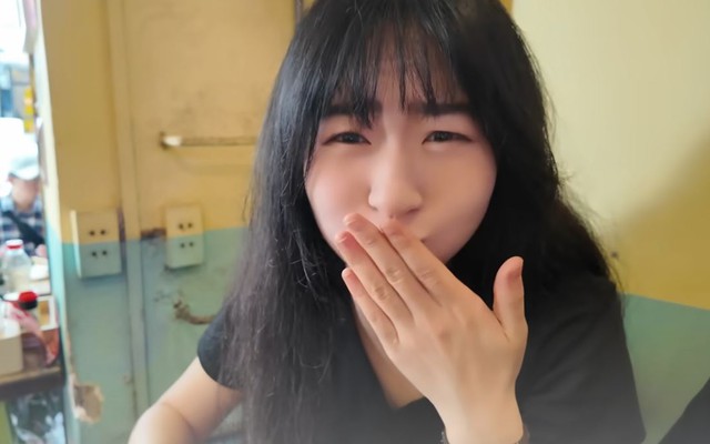 Khách Trung Quốc ăn thử 1 loại bánh mì Việt Nam, thốt lên: "SOS, sao có thể thần kỳ như vậy?"