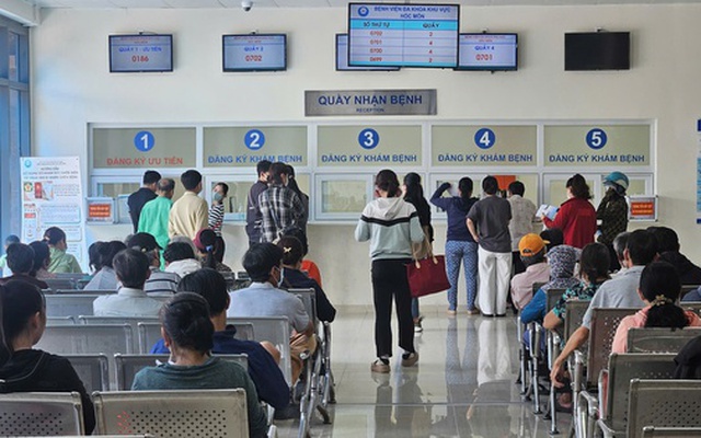 Giám đốc Bệnh viện Đa khoa khu vực Hóc Môn cảm ơn bệnh nhân phản ánh