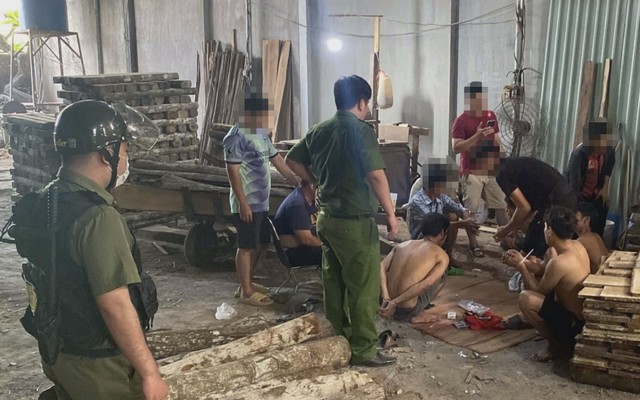 Bắt Lê Quốc Thường cùng 6 người khác trong một xưởng gỗ