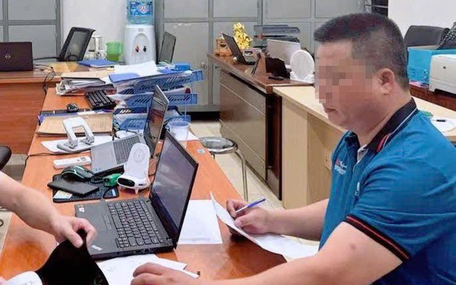 Diễn biến nóng vụ tài xế xe 7 chỗ đi vào làn khẩn cấp, rút chìa khóa xe khách cầm đi