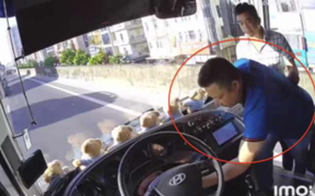 Tài xế giật chìa khoá ô tô khách, mặc hành khách phơi nắng có thể bị khởi tố?