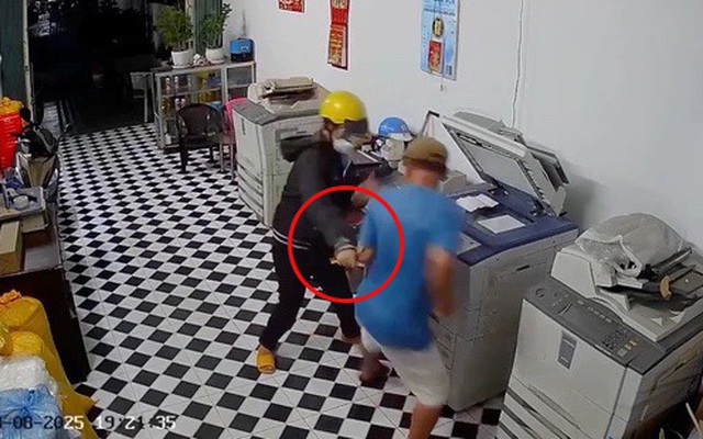 Vờ photocopy rồi rút dao đâm chủ quán: Hé lộ bất ngờ về nghi phạm