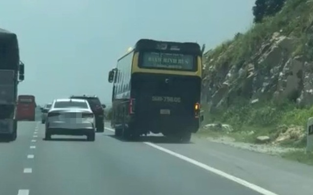 Xe khách chạy vào làn khẩn cấp trên đường cao tốc rồi tạt đầu xe khác để ra ngoài