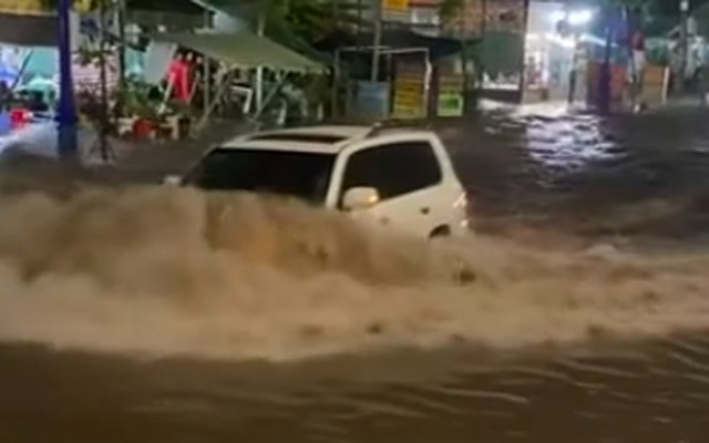 VIDEO: Xe Lexus LX570 "chết đứng" khi trên đoạn đường ngập nước, lái xe cần lưu ý gì?