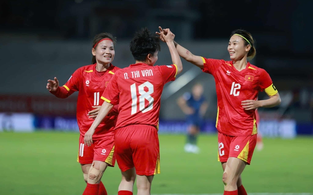 Trút mưa bàn thắng vào lưới Campuchia, tuyển Việt Nam “đặt một chân” vào bán kết