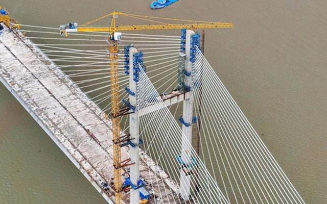 Sau một thập kỷ, dự án cây cầu dây văng cao nhất Việt Nam sắp về đích