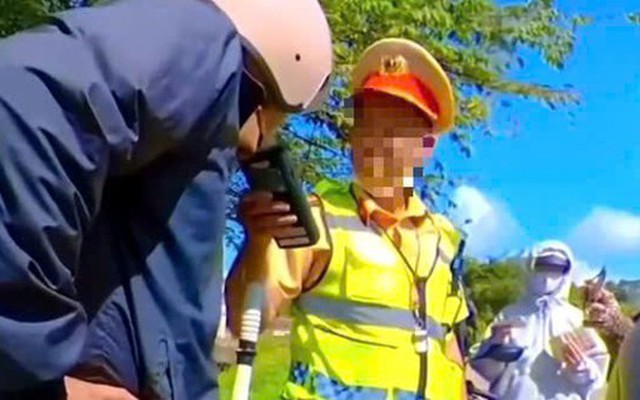 Cho ra khỏi lực lượng cán bộ CSGT vì phát ngôn thiếu chuẩn mực