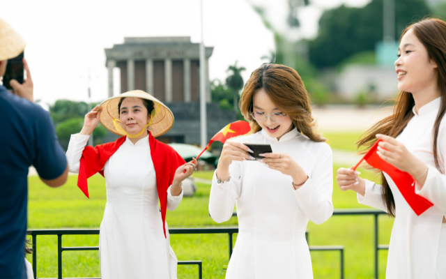 Quảng trường Ba Đình rực rỡ sắc đỏ từ sớm, người dân háo hức đếm ngược đến ngày Quốc khánh 2/9