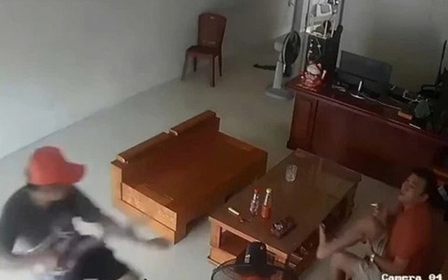 Đang ngồi trong nhà hút thuốc, người đàn ông bị kẻ lạ mặt xông vào chém đứt lìa tay