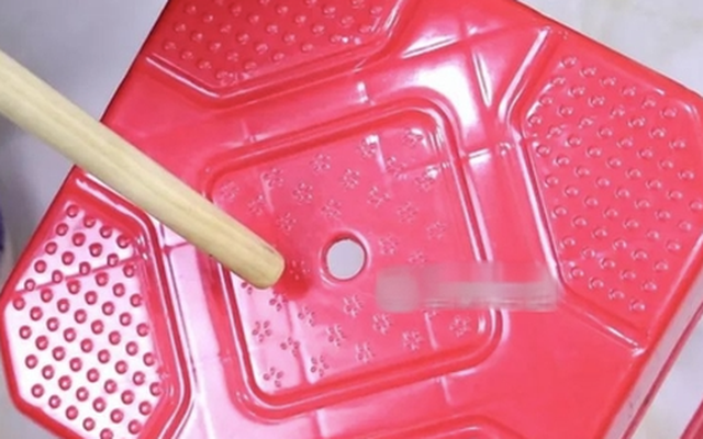 Mất 10 năm mới ngộ ra "bí ẩn" của lỗ nhỏ giữa ghế nhựa, rất thiệt cho người không biết