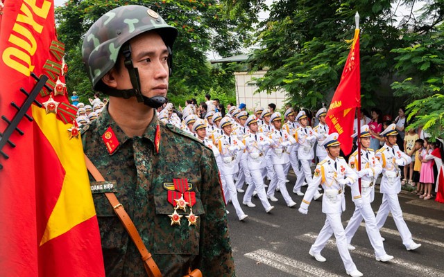 Những bước chân cùng tiếng hô vang đầy hào hùng chuẩn bị cho nhiệm vụ A80: Người dân đứng kín thao trường, cổ vũ không ngớt