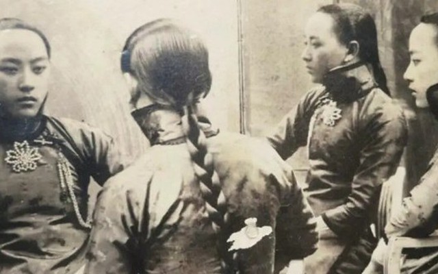 6 bức hình hiếm cuối thời nhà Thanh: Ảnh tiểu thư khuê các trở nên đặc biệt nhờ hiệu ứng từ vật dụng này