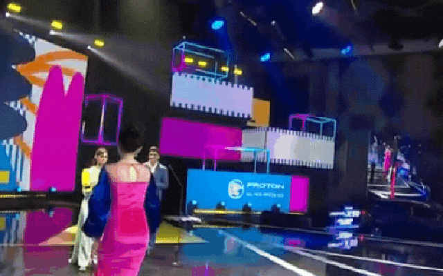 Sân khấu lố lăng nhất lịch sử: Nữ diễn viên bị chồng cắm "11 cái sừng" trao giải cho "tiểu tam" trên sóng trực tiếp