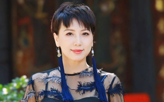 Mẹ vợ hot nhất làng bóng khoe chân dài cực phẩm