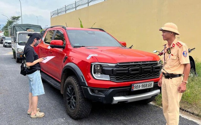 Xe bán tải vượt đèn đỏ, lộ biển số giả 'lộc phát'