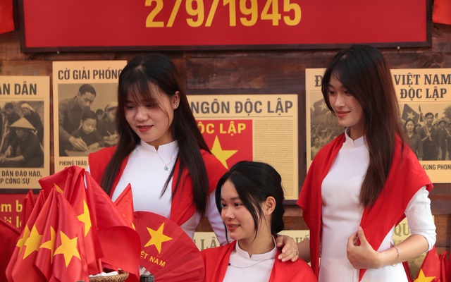 Hà Nội đang bước vào "mùa đẹp nhất": Nhiều quán cà phê rực sắc đỏ tự hào, ai ai cũng háo hức chụp ảnh kỷ niệm trước thềm 2/9