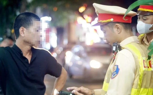 Tài xế công nghệ lao xe vào chốt CSGT thoát khỏi kẻ 'ngáo đá'