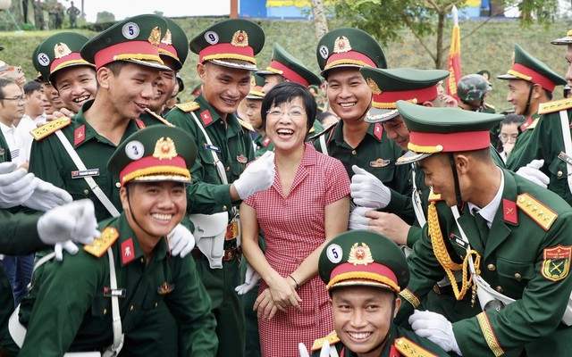 MC Thảo Vân khui trúng "sít rịt" khi đứng giữa dàn chiến sĩ 1m8 đang tập luyện A80