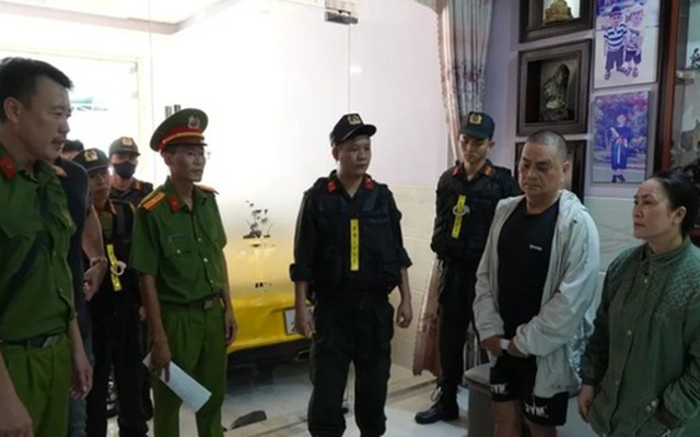 Khám xét nơi ở của nhóm cho vay, công an thu giữ lượng lớn tiền mặt, 8 sổ tiết kiệm 84 tỉ đồng