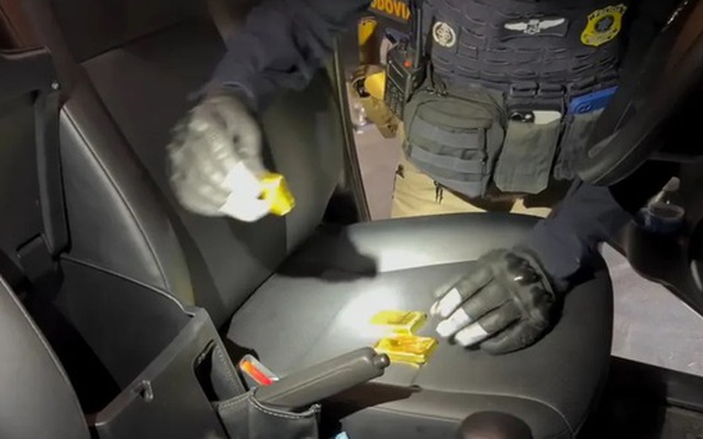 Chặn ngẫu nhiên một chiếc ô tô, cảnh sát bất ngờ phát hiện 103 kg vàng, vị trí giấu khó ai ngờ tới