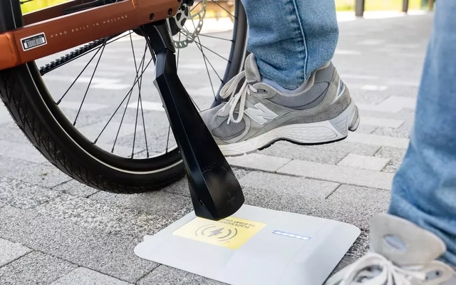 Xuất hiện công nghệ sạc xe đạp điện bằng chân chống