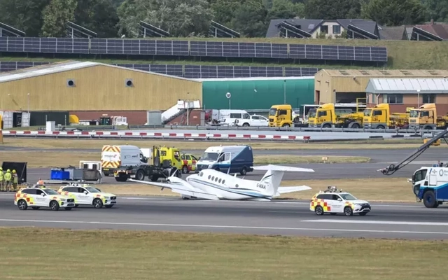 Máy bay hạ cánh như đi vào lòng đất, 3 người may mắn thoát nạn