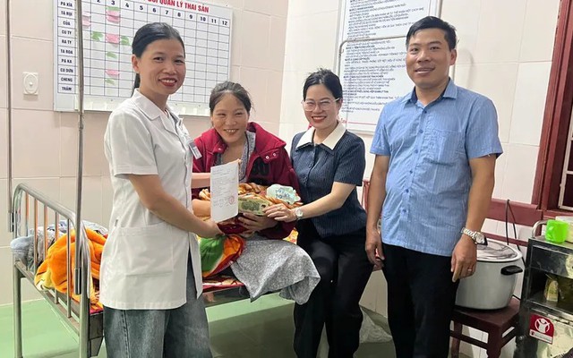 Bé trai chào đời ngay khi mẹ đi nhận quà Quốc khánh, được tặng thêm phần quà đặc biệt