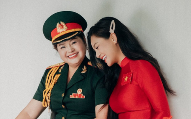 Nữ diễn viên có mẹ là Thượng tá quân đội, vinh dự cầm biển của khối Văn hoá - Thể thao diễu hành A80