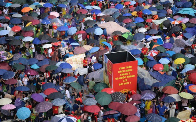 Hà Nội một đêm không ngủ: Khắp phố là mini concert, ai cũng thành ca sĩ hết rồi!