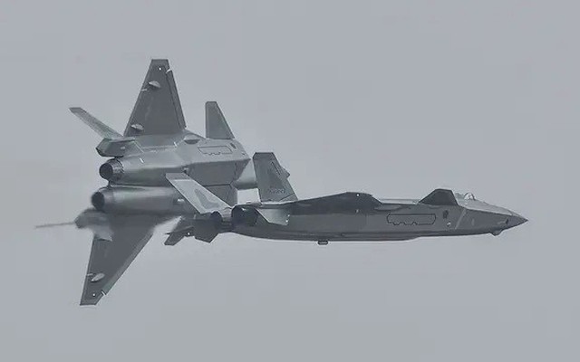 Tiêm kích tàng hình J-20 ‘Mighty Dragon’ lần đầu trình diện trước công chúng
