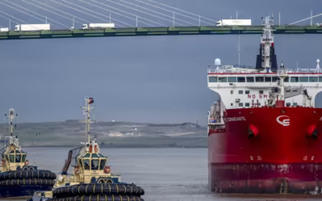 Mỹ tăng thuế lên 50% vì mua dầu Nga, quốc gia BRICS vẫn khẳng định: Chúng tôi chưa bao giờ ngừng nhập khẩu dầu Nga!