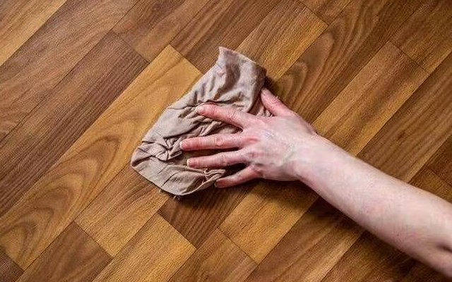 Sàn gỗ sạch bong kin kít chỉ sau vài phút nếu bạn biết dùng thứ này để lau