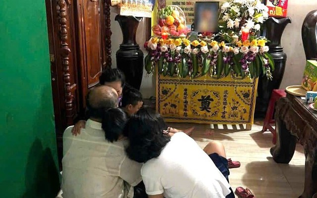 Xe vào trường chở rác tông chết 1 học sinh: Mẹ khóc nghẹn trước bàn thờ con trai