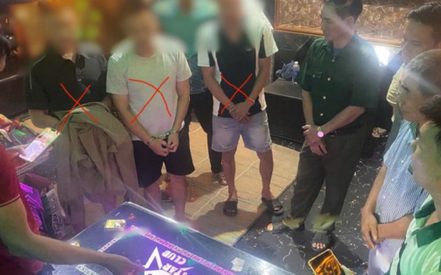 Công an phát hiện điều gì trong phòng 202 quán karaoke Night Star?