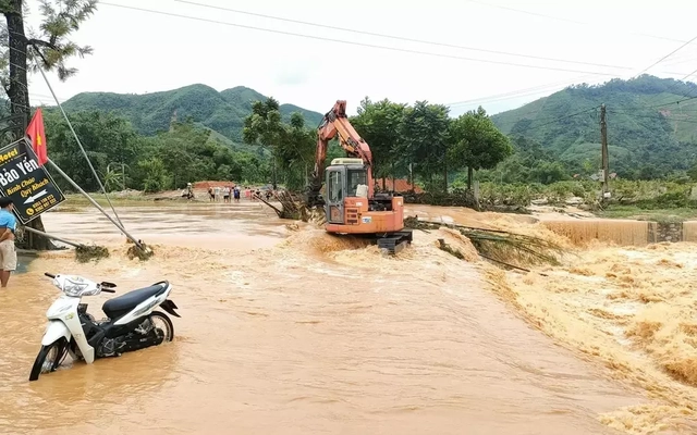 Mưa lớn gây lũ quét ở Tuyên Quang, 4 thôn mất điện hoàn toàn do cột điện đổ gãy