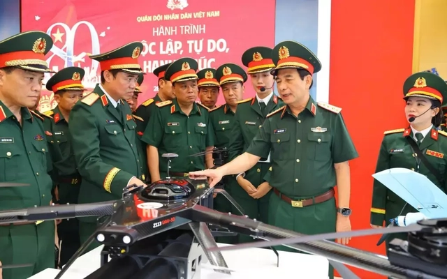 Đại tướng Phan Văn Giang kiểm tra khu trưng bày vũ khí hiện đại của Quân đội