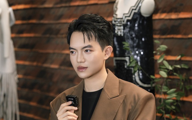 NTK Phan Đăng Hoàng mang tranh sơn mài Nguyễn Gia Trí đến tuần lễ thời trang Milan