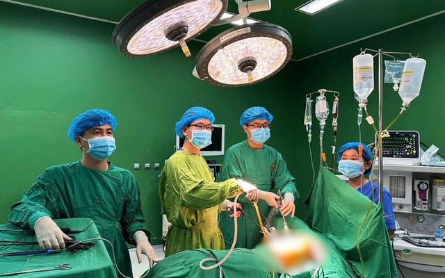 Xô xát trong khuôn viên trường, nam sinh lớp 7 bị đâm thủng ngực