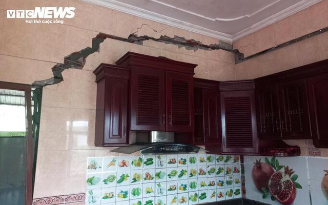 Sống thấp thỏm trong nhà sụt lún, nứt rộng cả gang tay ở Quảng Ninh