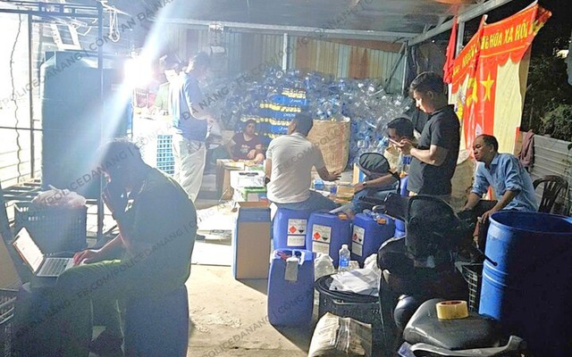 Hãi hùng hơn 30.000 lít giấm độc hại suýt tuồn ra thị trường ở Đà Nẵng