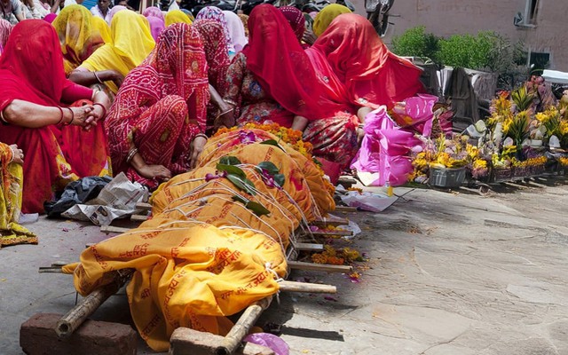 Đang tổ chức đám tang, gia đình bỗng bàng hoàng vì "thi thể" có 2 dấu hiệu