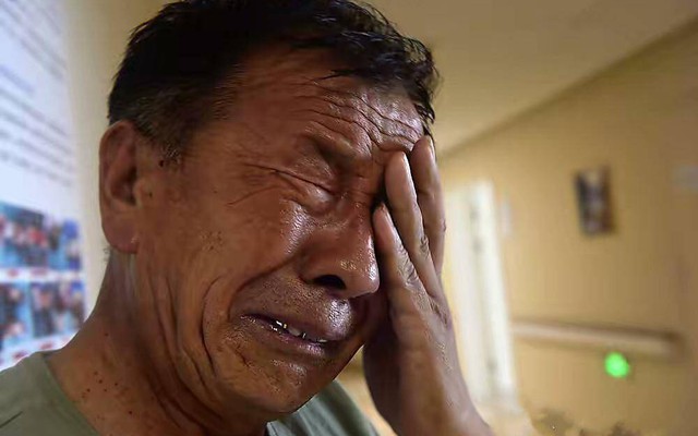 Con gái ngồi xem TV cũng ôm cặp sách trước ngực, bố không nghi ngờ gì, đến khi biết sự thật thì đã quá muộn!