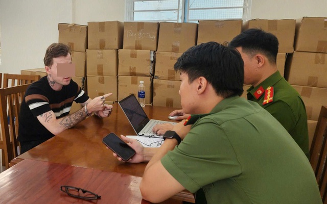 Tạm giữ người đàn ông ngoại quốc mang súng vào quán bar ở Đà Nẵng