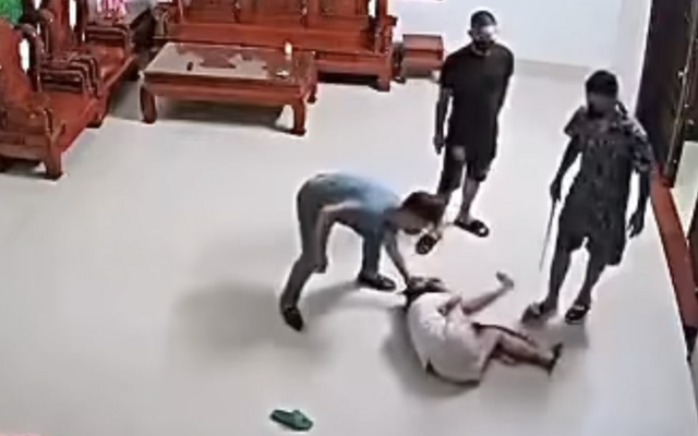 3 người đàn ông xông vào nhà, hành hung phụ nữ ở Phú Thọ